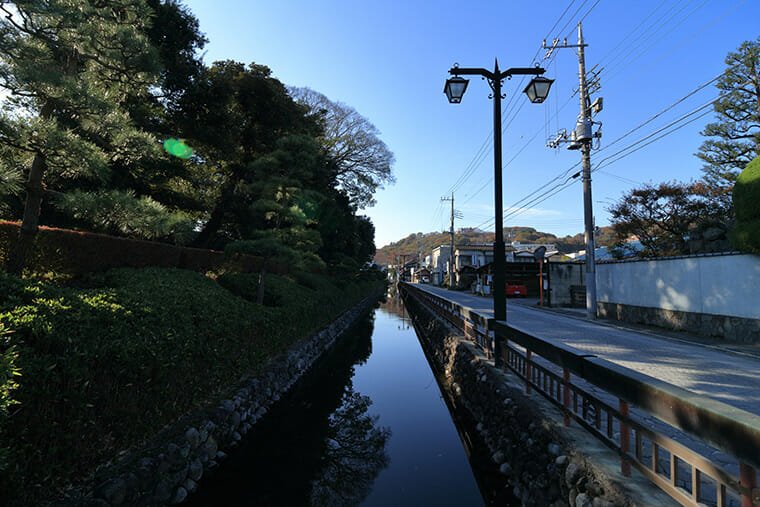鑁阿寺の土塁と堀