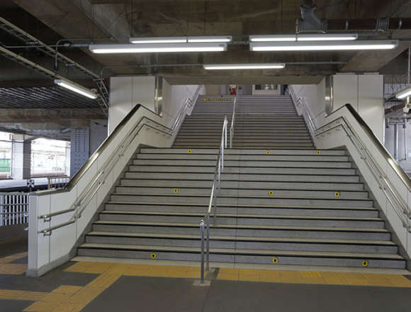 小山駅　8番ホームへの階段