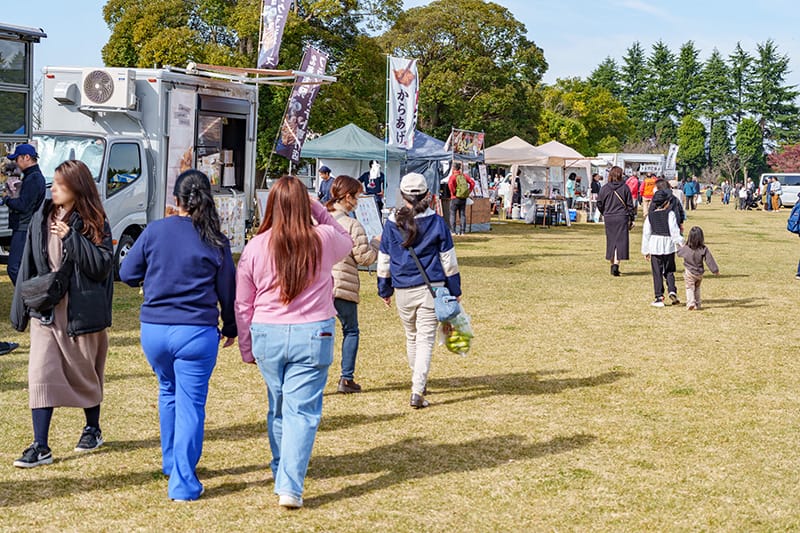 小山バルーンマルシェの賑わい