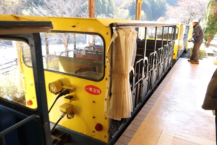 足尾銅山観光のトロッコ列車