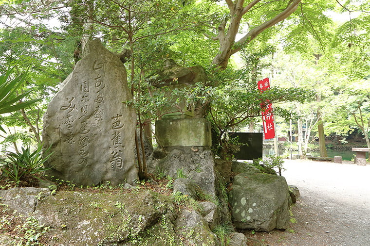 涌釜神社の境内にある松尾芭蕉の碑