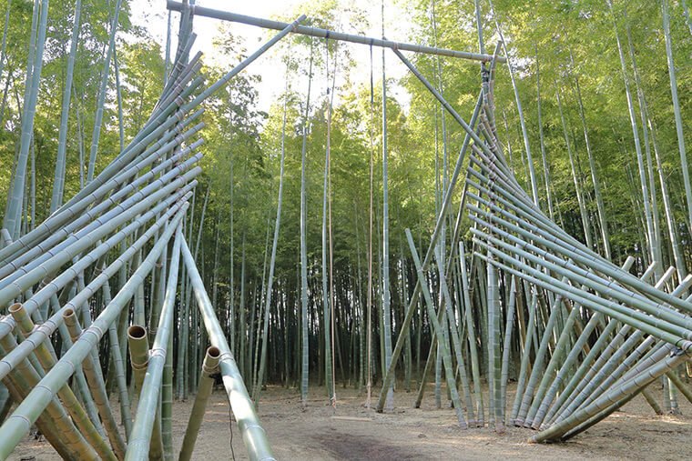 竹製のブランコ
