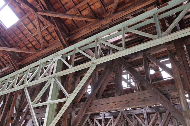木造のコンプレッサー室の天井