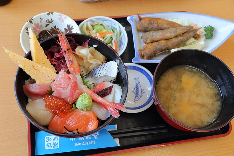 大津漁協直営「市場食堂」の海鮮丼とメヒカリの唐揚げ
