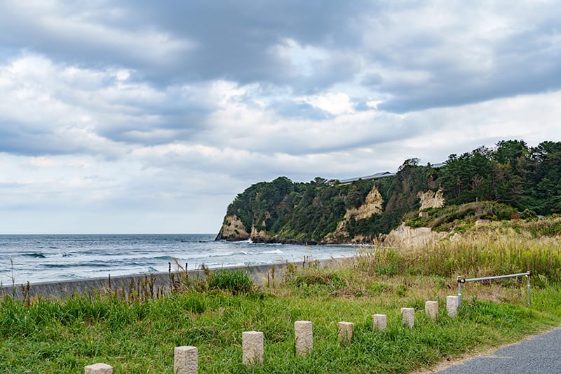 崖の上に立つ茨城県天心記念五浦美術館