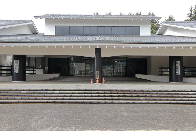 新田荘歴史資料館の正面外観