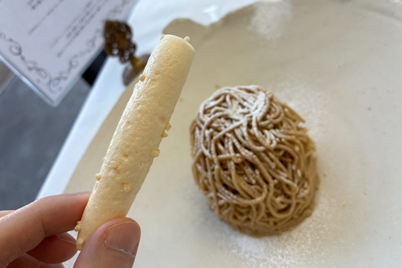 モンブランに乗っているメレンゲ