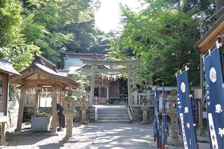 泉神社の本殿前