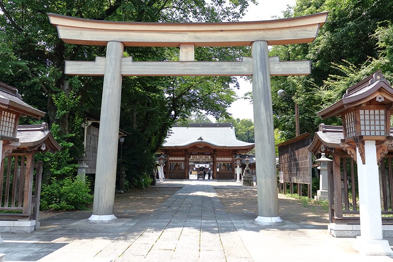 須賀神社の大鳥居とその奥の神門