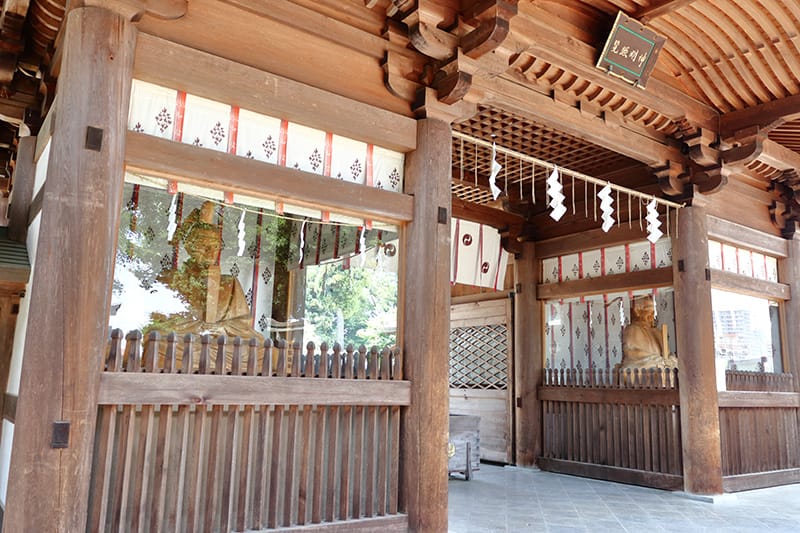 神門に設置された坐像
