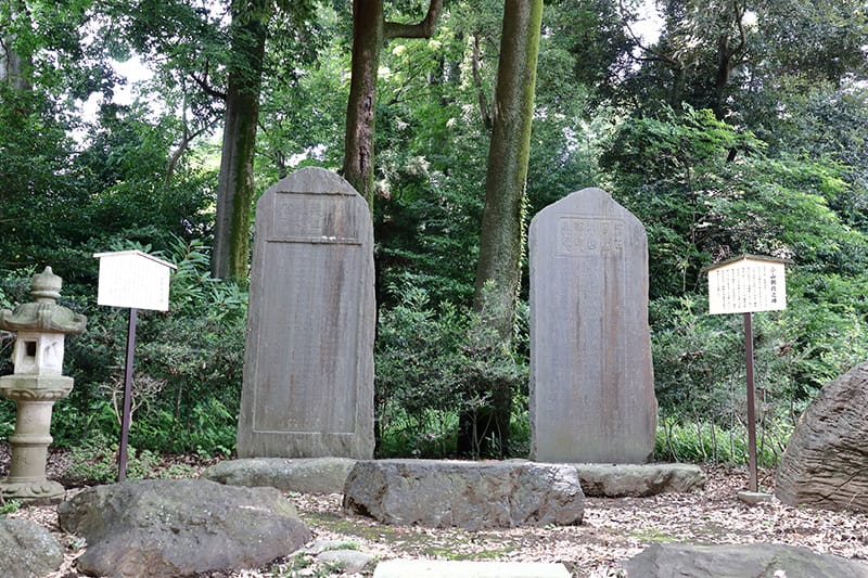 小山朝政と義政の碑