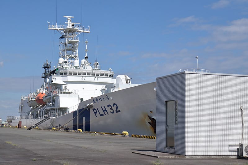 横浜海上防災基地に停泊する巡視艇あきつしま