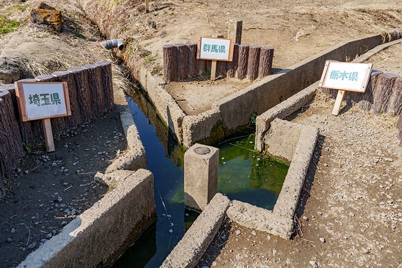 三県堺の用水路