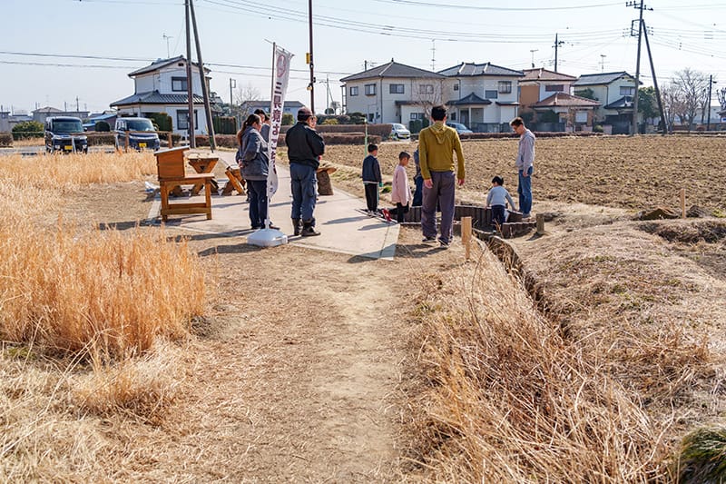三県境に集まる見物客