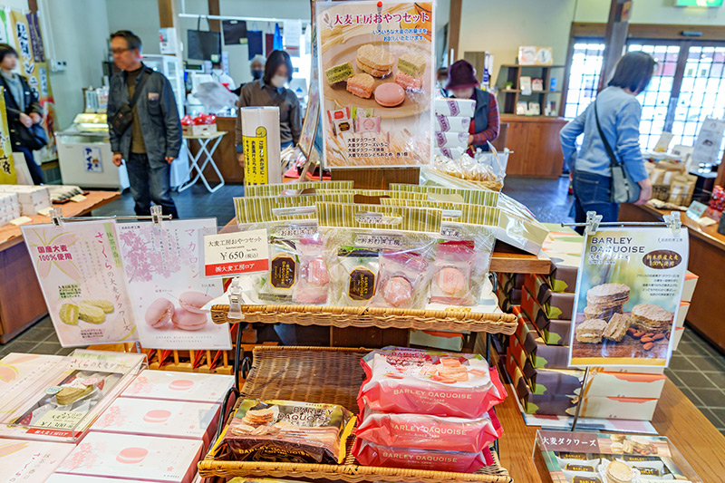 足利の土産・特産品販売コーナーの様子